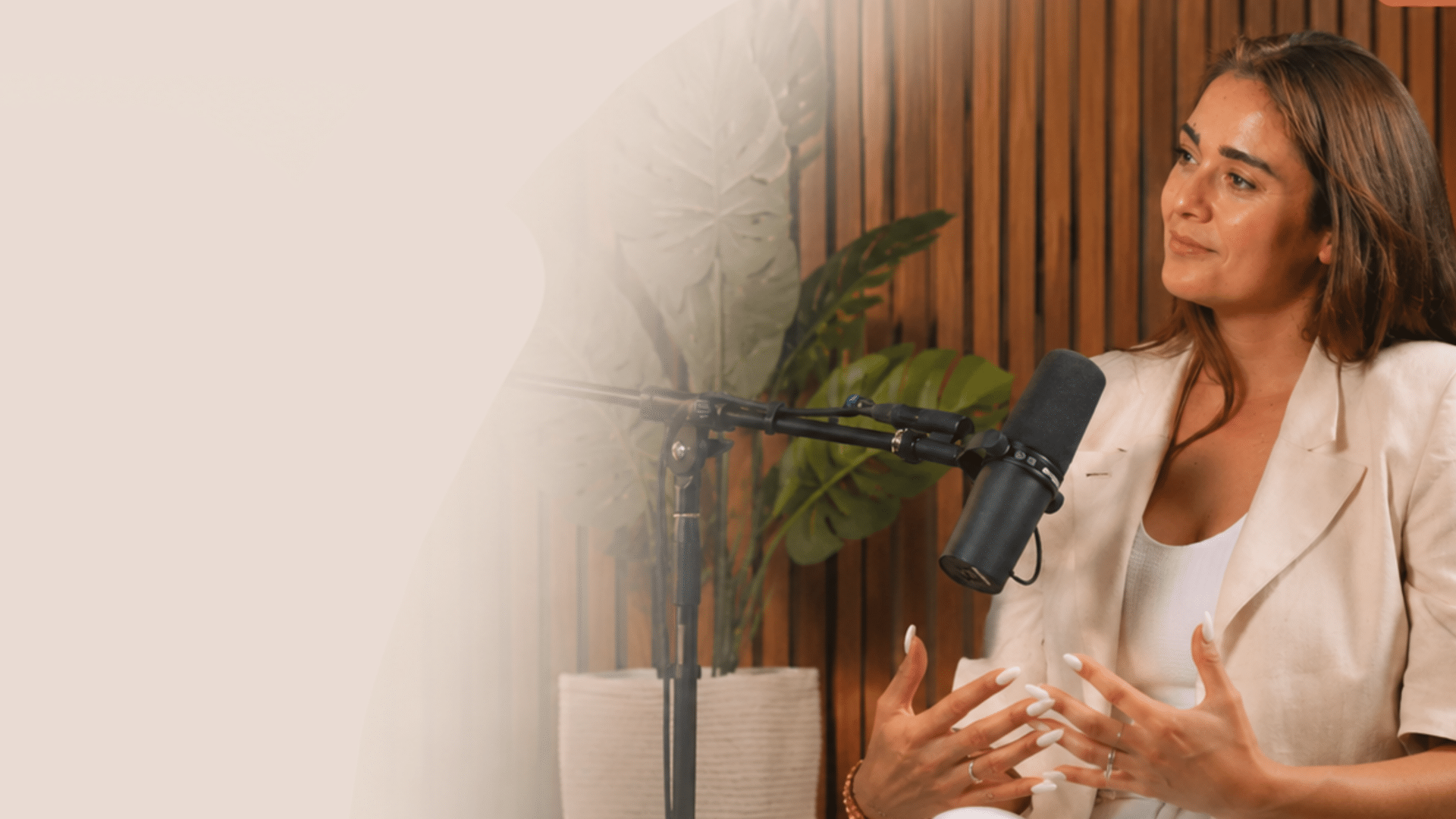 Une photo de Julia Lemeunier prenant la parole dans un podcast